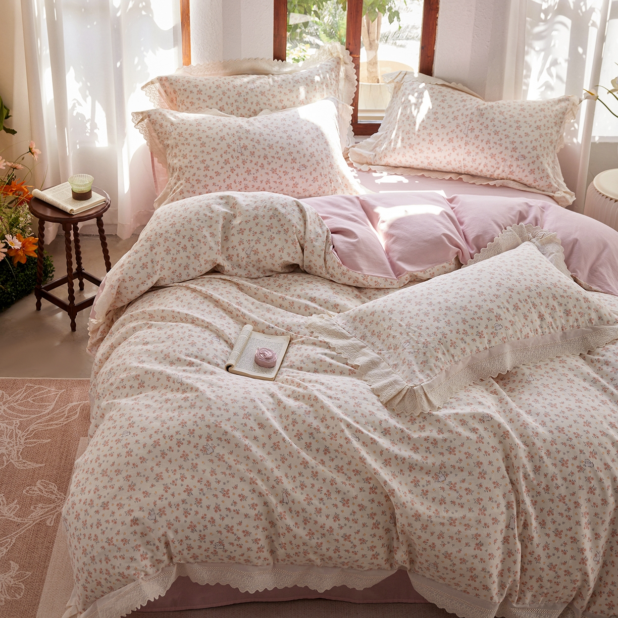 91家纺网 家纺一手货源 找家纺 清雅福 2026春夏新品韩版全棉双层纱镂空花边系列四件套 花丛小兔