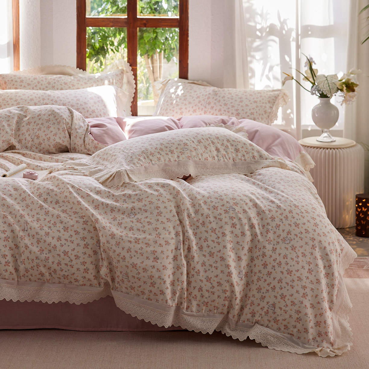 91家纺网 家纺一手货源 找家纺 清雅福 2026春夏新品韩版全棉双层纱镂空花边系列四件套 花丛小兔