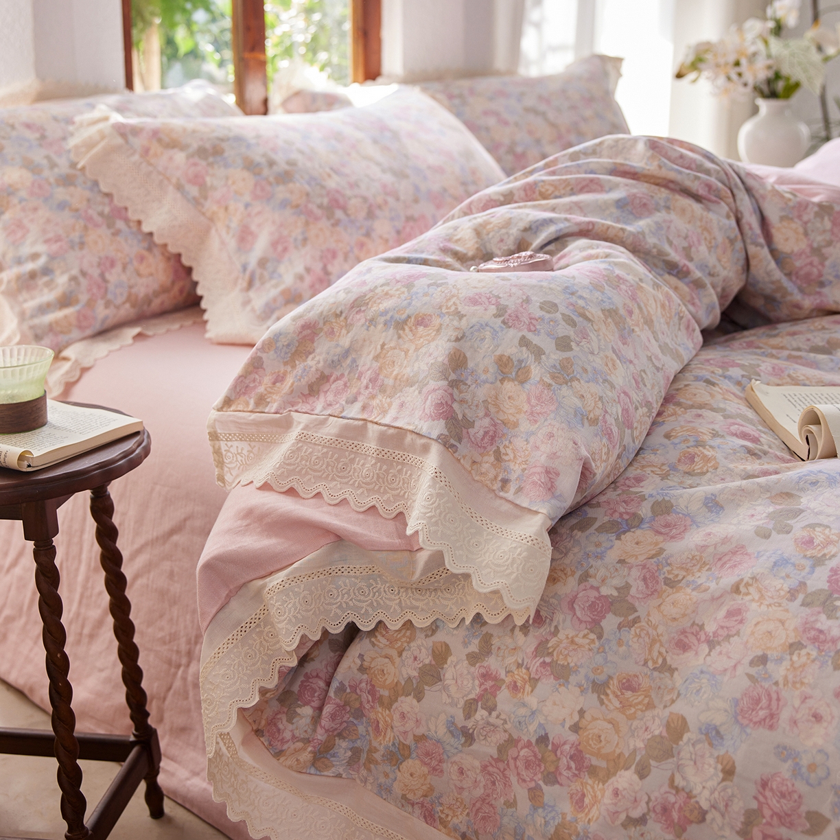 91家纺网 家纺一手货源 找家纺 清雅福 2026春夏新品韩版全棉双层纱镂空花边系列四件套 半岛花园-粉