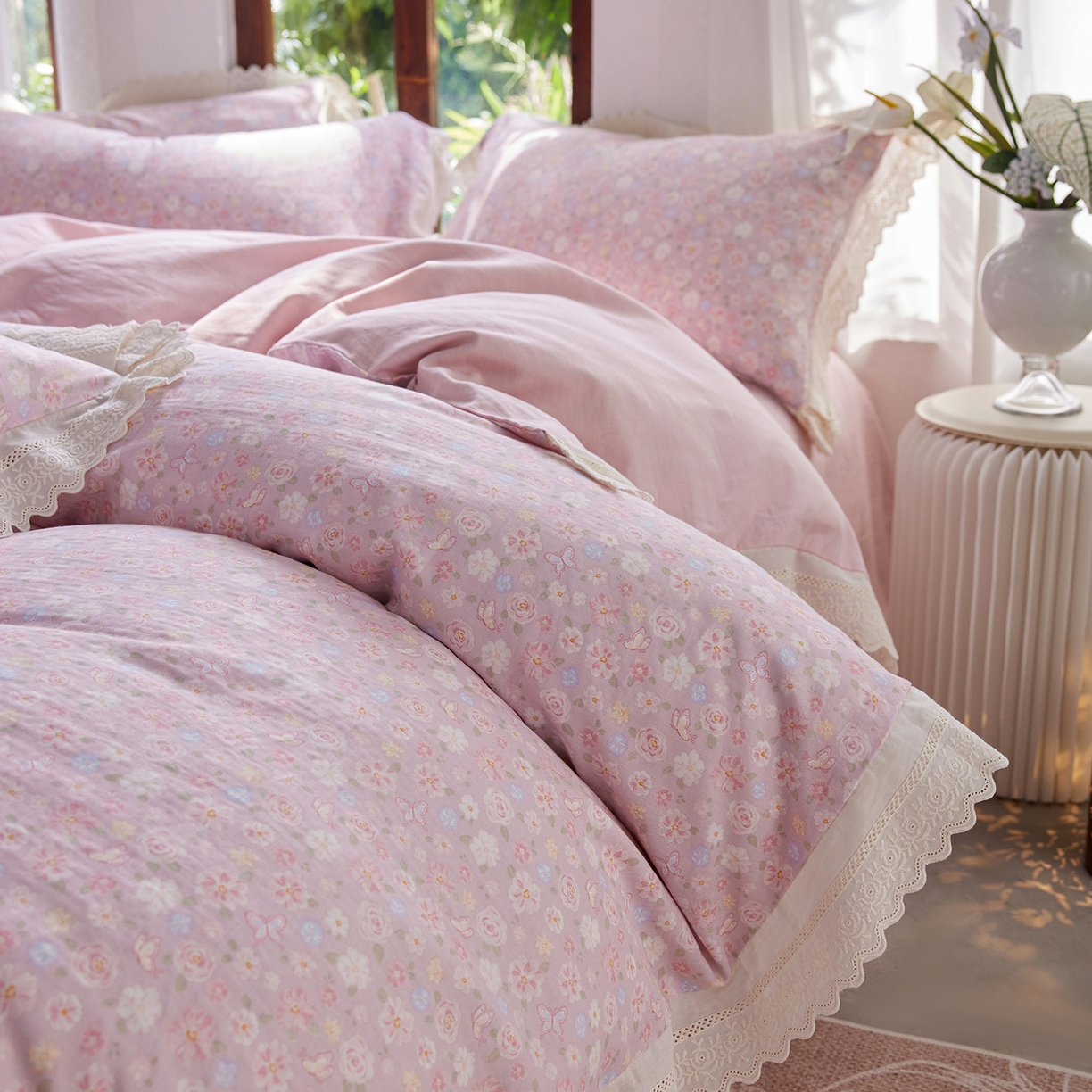 91家纺网 家纺一手货源 找家纺 清雅福 2026春夏新品韩版全棉双层纱镂空花边系列四件套 少女花季