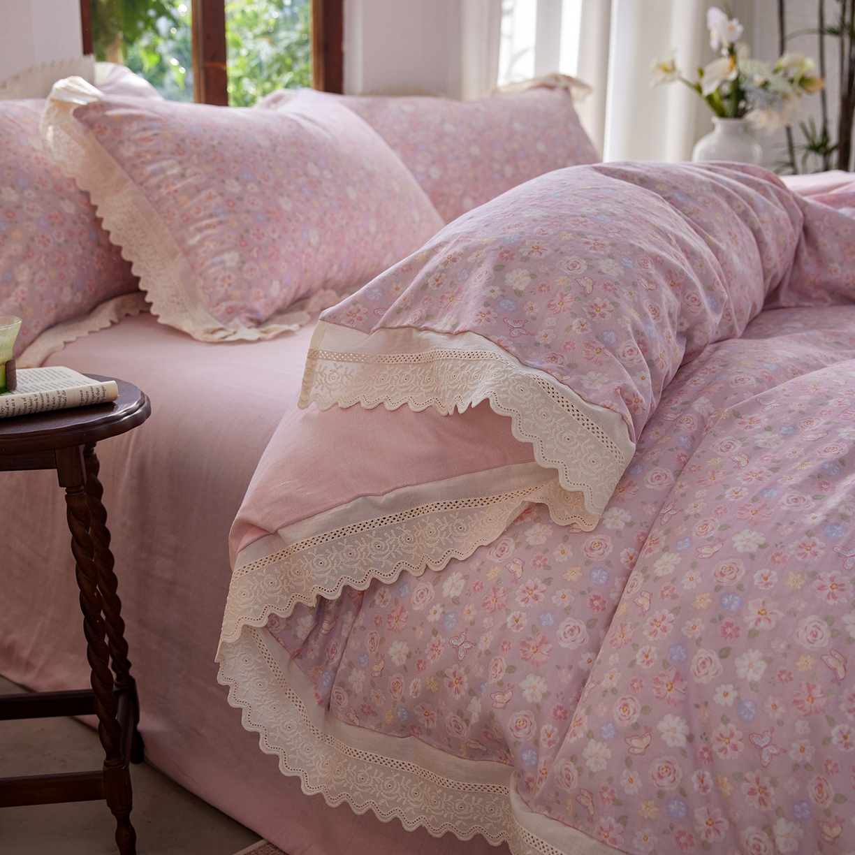 91家纺网 家纺一手货源 找家纺 清雅福 2026春夏新品韩版全棉双层纱镂空花边系列四件套 少女花季