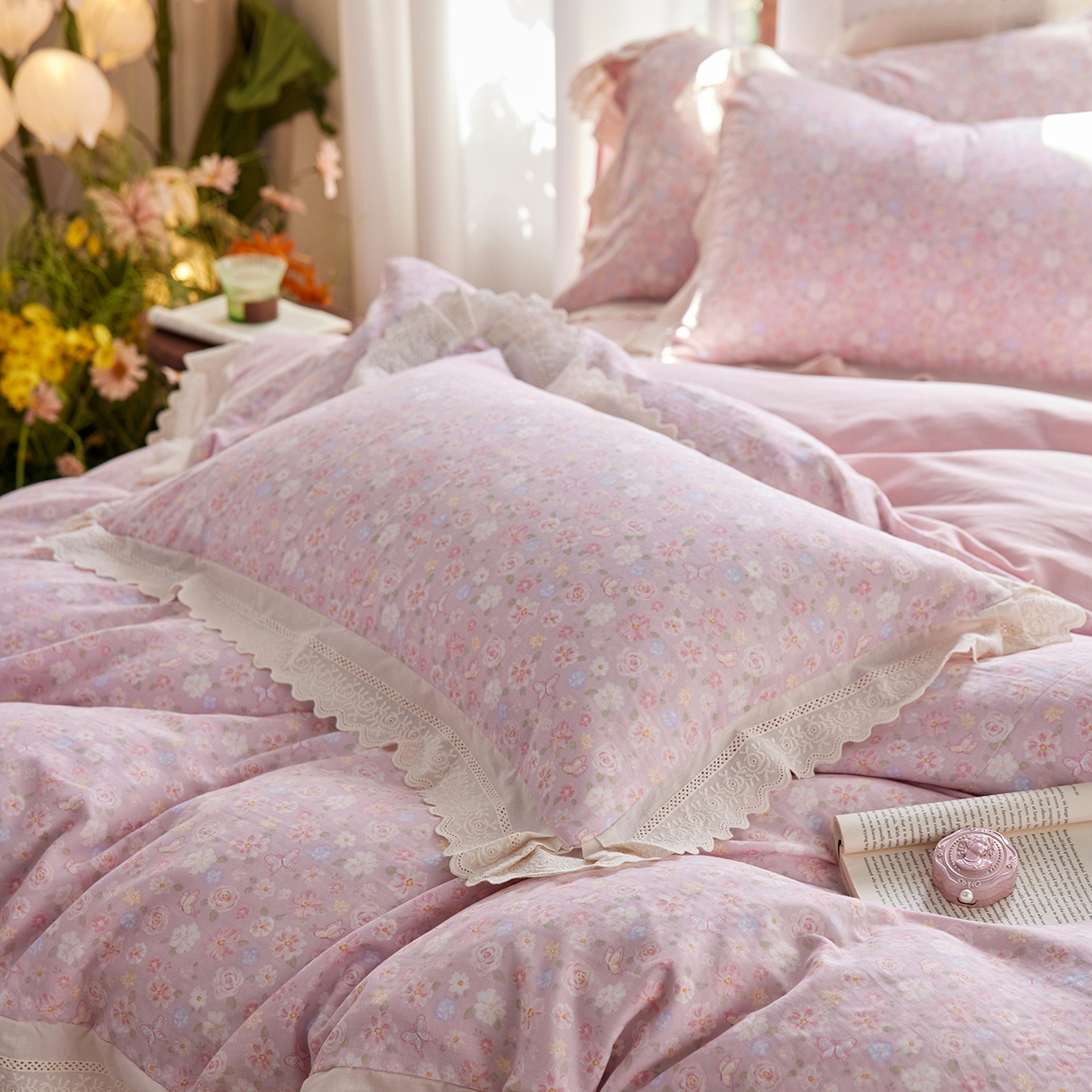 91家纺网 家纺一手货源 找家纺 清雅福 2026春夏新品韩版全棉双层纱镂空花边系列四件套 少女花季