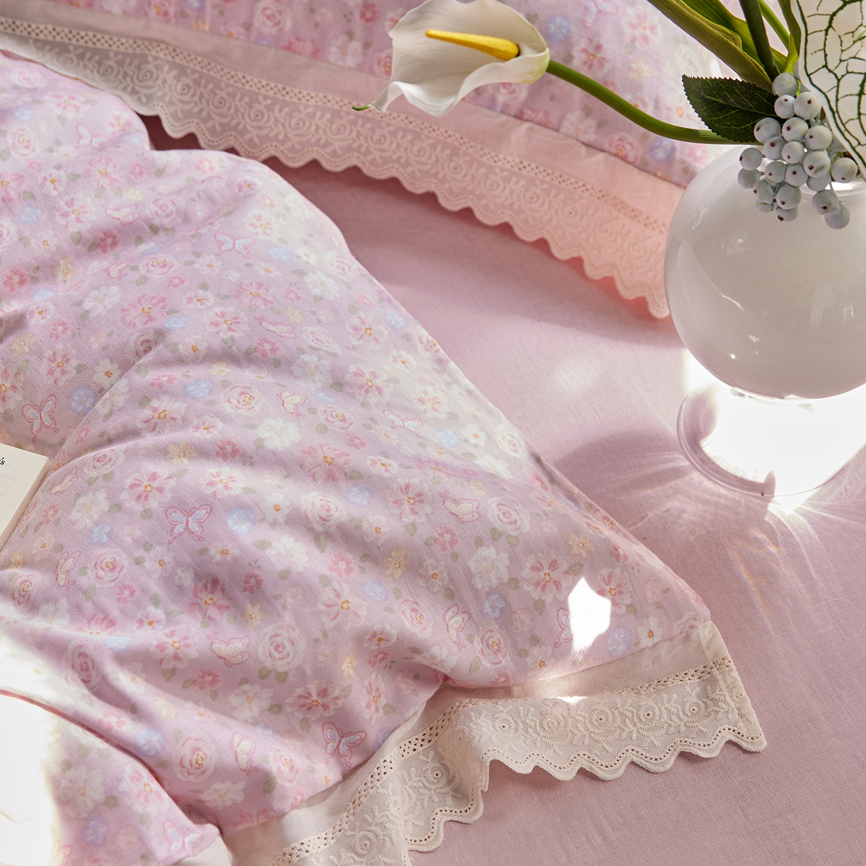 91家纺网 家纺一手货源 找家纺 清雅福 2026春夏新品韩版全棉双层纱镂空花边系列四件套 少女花季