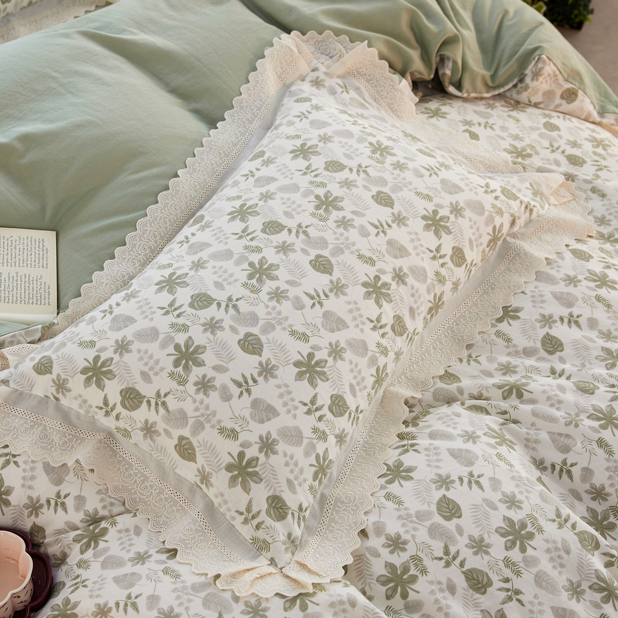 91家纺网 家纺一手货源 找家纺 清雅福 2026春夏新品韩版全棉双层纱镂空花边系列四件套 芊叶