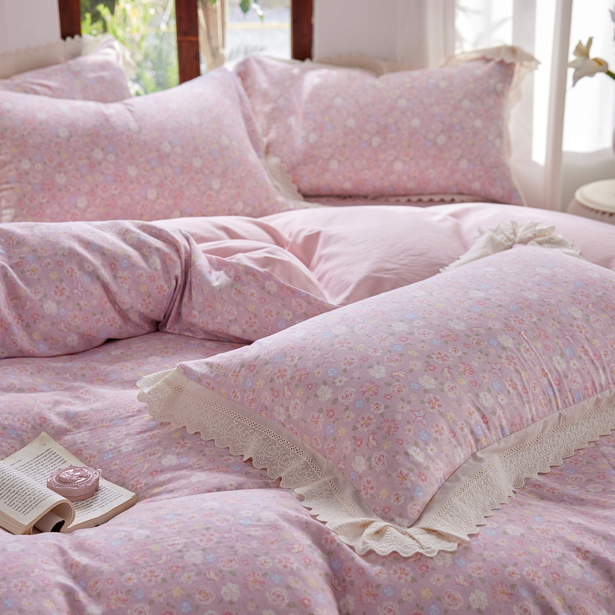 91家纺网 家纺一手货源 找家纺 清雅福 2026春夏新品韩版全棉双层纱镂空花边系列四件套 少女花季