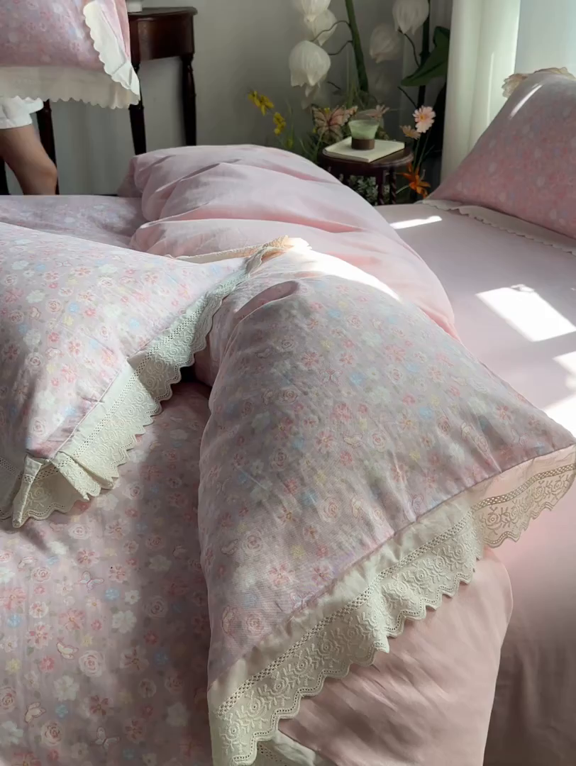 91家纺网 家纺一手货源 找家纺 清雅福 2026春夏新品韩版全棉双层纱镂空花边系列四件套 少女花季