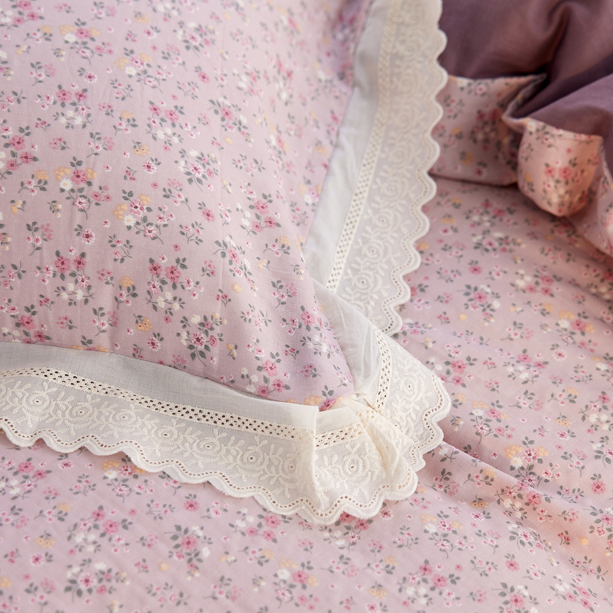 91家纺网 家纺一手货源 找家纺 清雅福 2026春夏新品韩版全棉双层纱镂空花边系列四件套 蔷薇花园