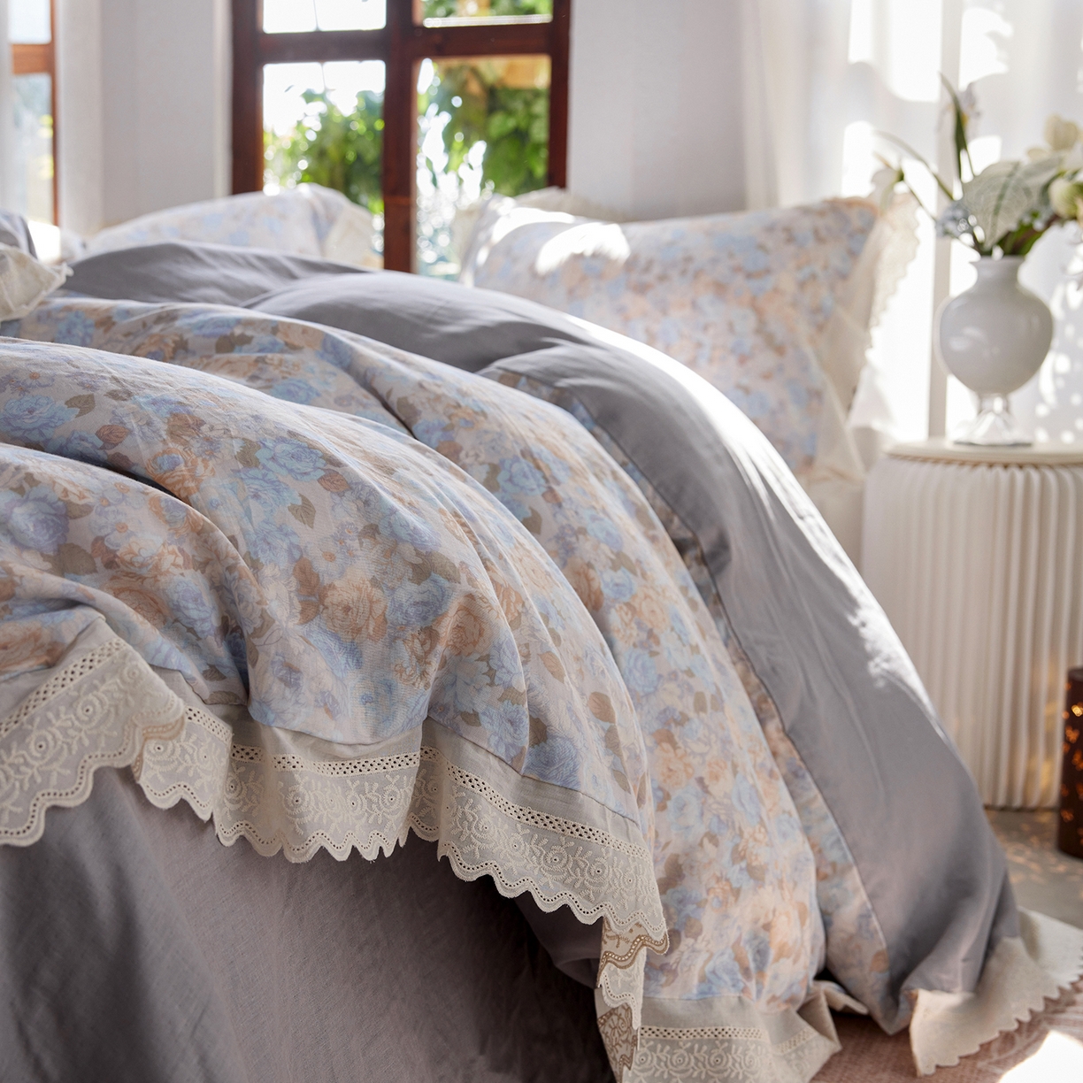 91家纺网 家纺一手货源 找家纺 清雅福 2026春夏新品韩版全棉双层纱镂空花边系列四件套 半岛花园-兰