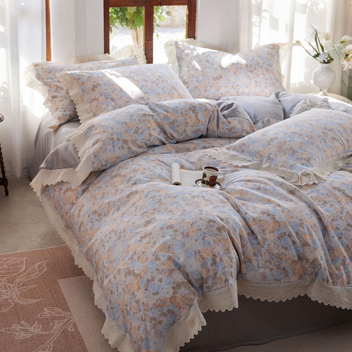 91家纺网 家纺一手货源 找家纺 清雅福 2026春夏新品韩版全棉双层纱镂空花边系列四件套 半岛花园-兰