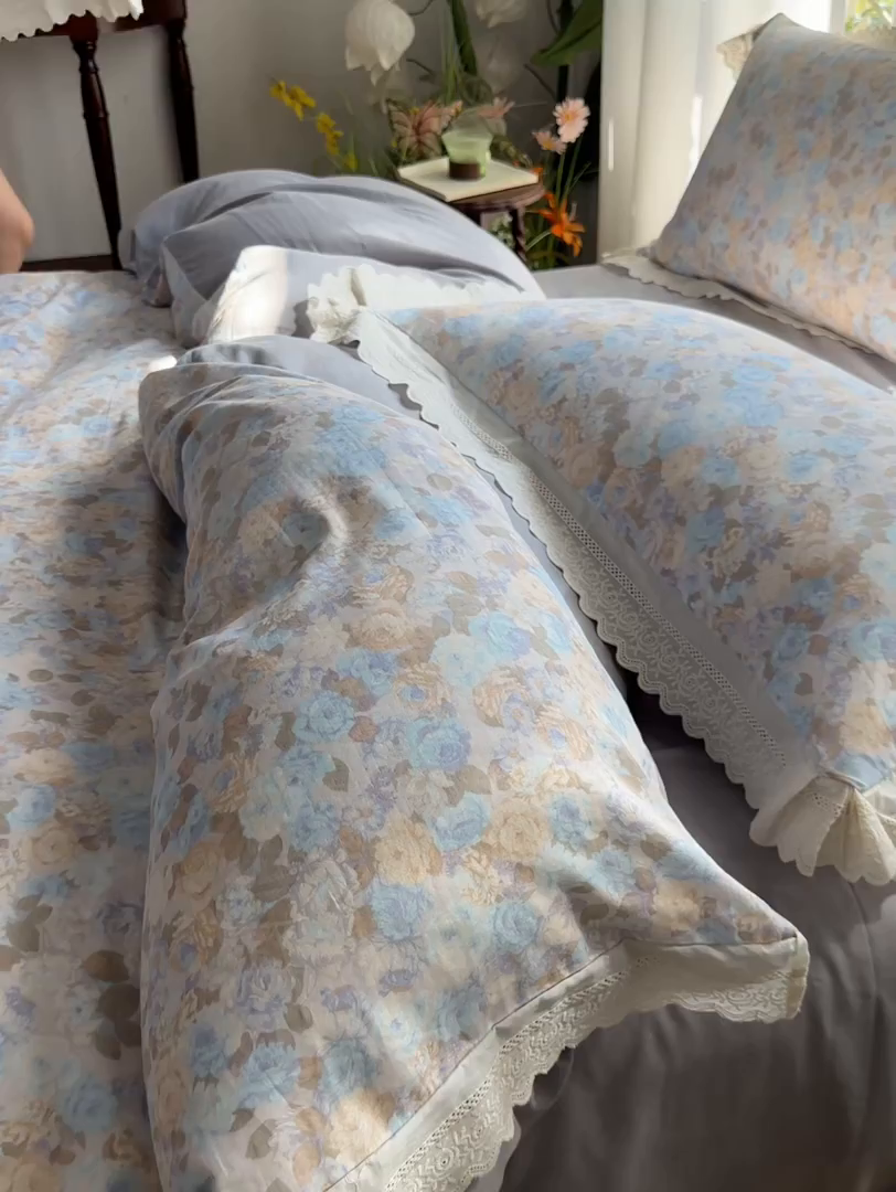 91家纺网 家纺一手货源 找家纺 清雅福 2026春夏新品韩版全棉双层纱镂空花边系列四件套 半岛花园-兰