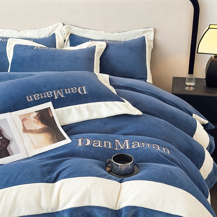 91家纺网 家纺一手货源 找家纺 苹果星家纺 2025新款230克全工艺轻奢简约撞色拼接酒店风绣花四件套 曼德拉-深蓝