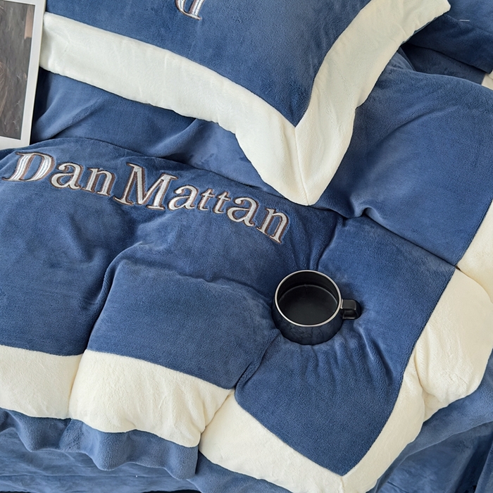 91家纺网 家纺一手货源 找家纺 （总）苹果星家纺 2025新款230克全工艺轻奢简约撞色拼接酒店风绣花四件套