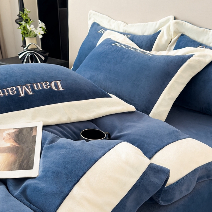 91家纺网 家纺一手货源 找家纺 （总）苹果星家纺 2025新款230克全工艺轻奢简约撞色拼接酒店风绣花四件套