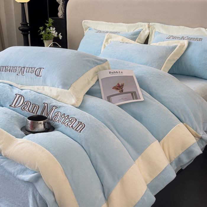 91家纺网 家纺一手货源 找家纺 苹果星家纺 2025新款230克全工艺轻奢简约撞色拼接酒店风绣花四件套 曼德拉-浅蓝