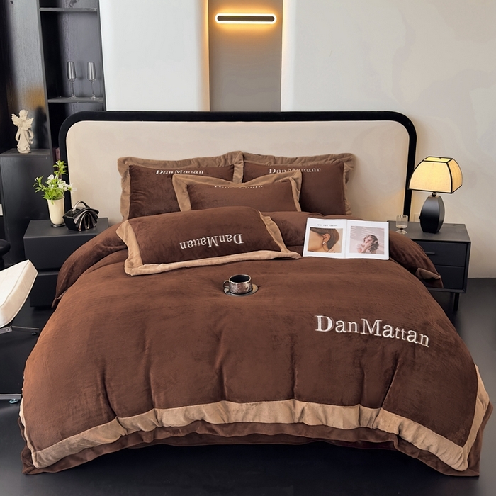 91家纺网 家纺一手货源 找家纺 苹果星家纺 2025新款230克全工艺轻奢简约撞色拼接酒店风绣花四件套 曼德拉-咖色