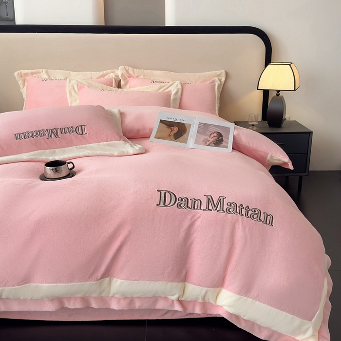 91家纺网 家纺一手货源 找家纺 苹果星家纺 2025新款230克全工艺轻奢简约撞色拼接酒店风绣花四件套 曼德拉-粉色