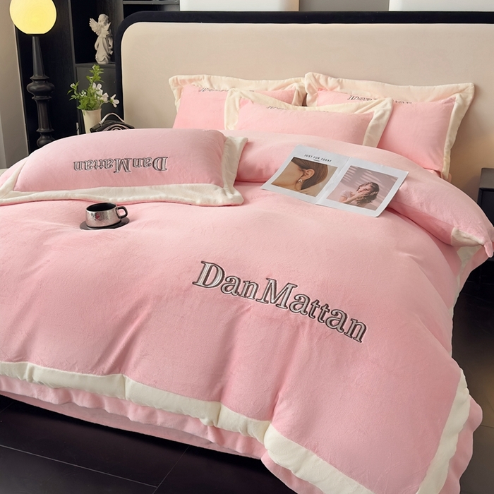 91家纺网 家纺一手货源 找家纺 苹果星家纺 2025新款230克全工艺轻奢简约撞色拼接酒店风绣花四件套 曼德拉-粉色