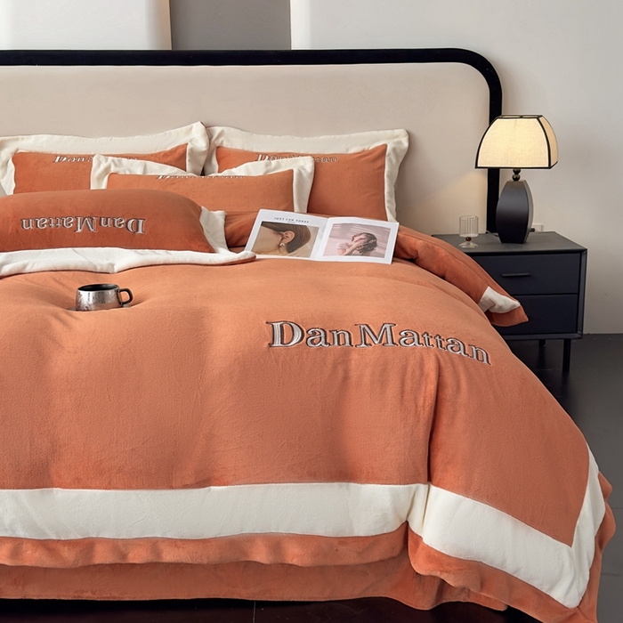 91家纺网 家纺一手货源 找家纺 苹果星家纺 2025新款230克全工艺轻奢简约撞色拼接酒店风绣花四件套 曼德拉-橙色