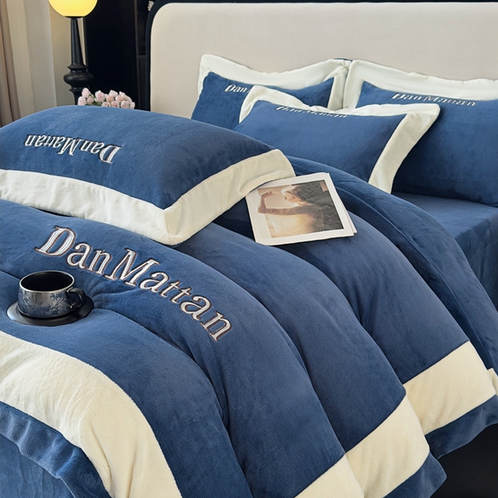 91家纺网 家纺一手货源 找家纺 苹果星家纺 2025新款230克全工艺轻奢简约撞色拼接酒店风绣花四件套 曼德拉-深蓝