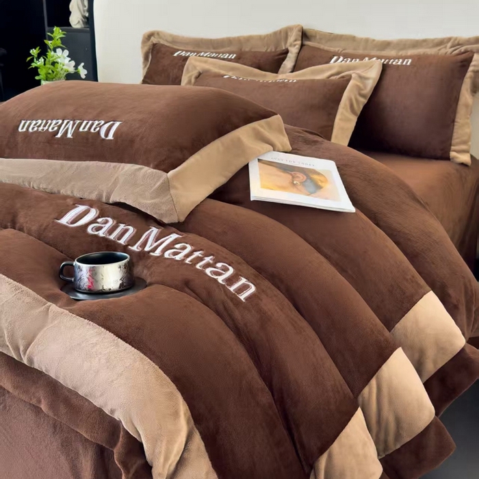 91家纺网 家纺一手货源 找家纺 苹果星家纺 2025新款230克全工艺轻奢简约撞色拼接酒店风绣花四件套 曼德拉-咖色