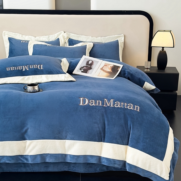 91家纺网 家纺一手货源 找家纺 苹果星家纺 2025新款230克全工艺轻奢简约撞色拼接酒店风绣花四件套 曼德拉-深蓝