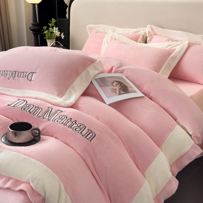 91家纺网 家纺一手货源 找家纺 苹果星家纺 2025新款230克全工艺轻奢简约撞色拼接酒店风绣花四件套 曼德拉-粉色