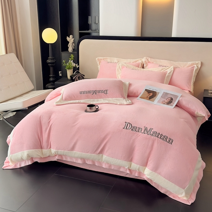 91家纺网 家纺一手货源 找家纺 苹果星家纺 2025新款230克全工艺轻奢简约撞色拼接酒店风绣花四件套 曼德拉-粉色