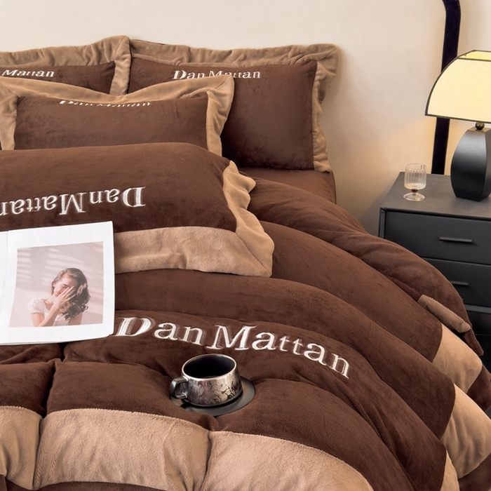 91家纺网 家纺一手货源 找家纺 苹果星家纺 2025新款230克全工艺轻奢简约撞色拼接酒店风绣花四件套 曼德拉-咖色