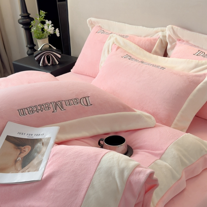 91家纺网 家纺一手货源 找家纺 苹果星家纺 2025新款230克全工艺轻奢简约撞色拼接酒店风绣花四件套 曼德拉-粉色