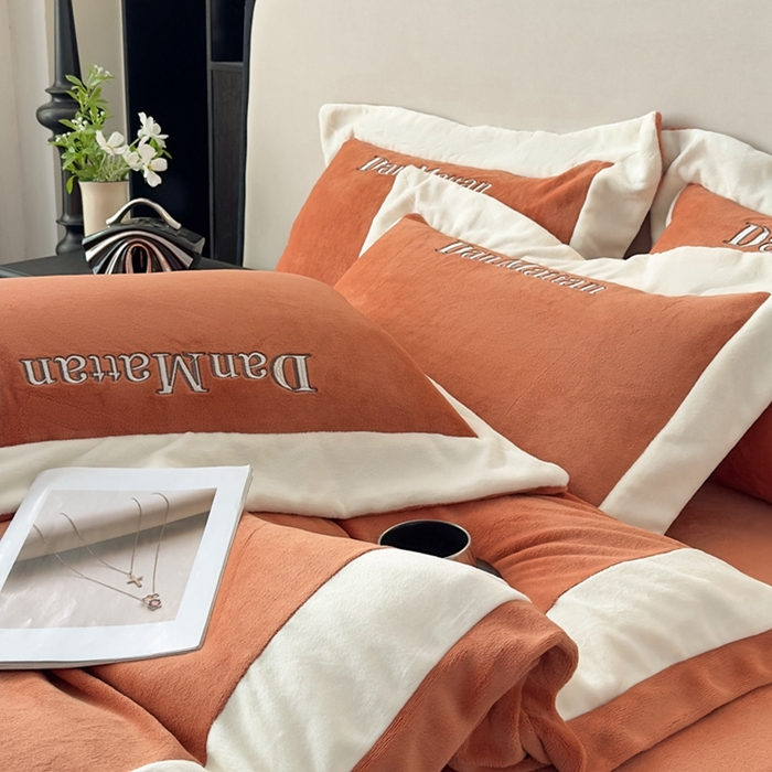 91家纺网 家纺一手货源 找家纺 苹果星家纺 2025新款230克全工艺轻奢简约撞色拼接酒店风绣花四件套 曼德拉-橙色