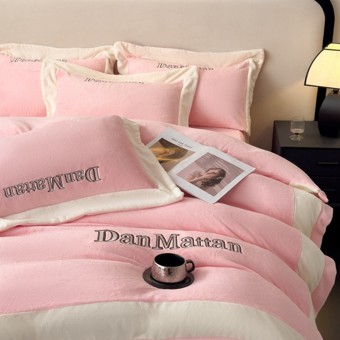 91家纺网 家纺一手货源 找家纺 苹果星家纺 2025新款230克全工艺轻奢简约撞色拼接酒店风绣花四件套 曼德拉-粉色