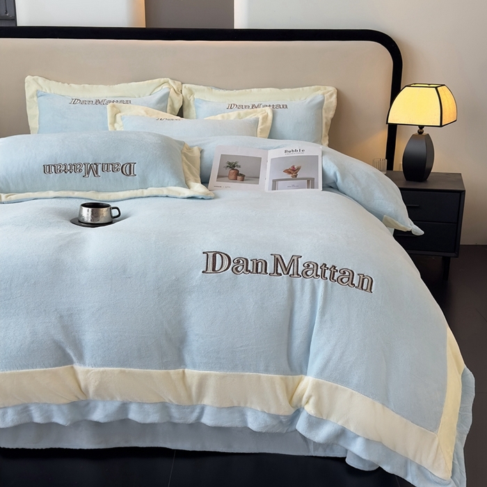 91家纺网 家纺一手货源 找家纺 苹果星家纺 2025新款230克全工艺轻奢简约撞色拼接酒店风绣花四件套 曼德拉-浅蓝