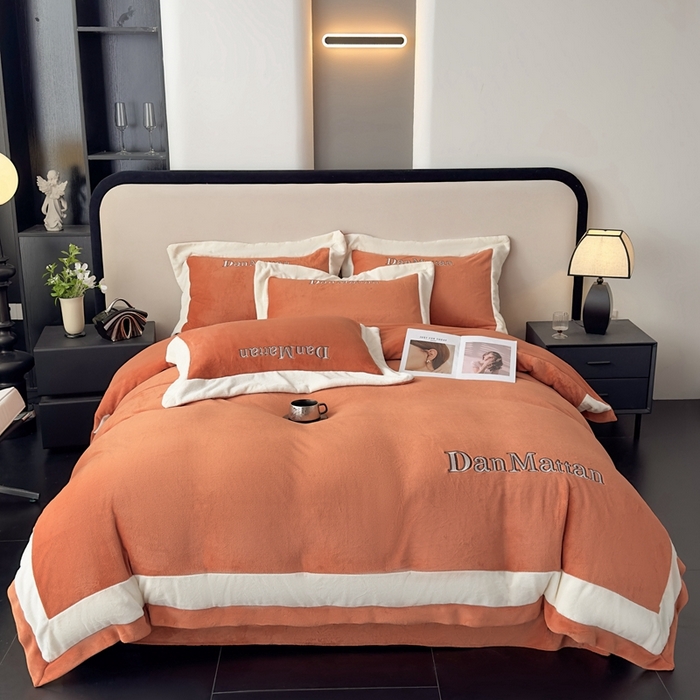 91家纺网 家纺一手货源 找家纺 苹果星家纺 2025新款230克全工艺轻奢简约撞色拼接酒店风绣花四件套 曼德拉-橙色