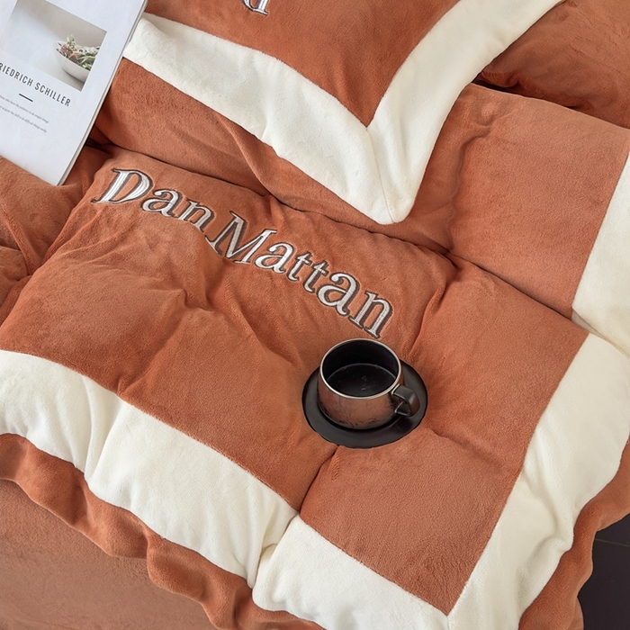 91家纺网 家纺一手货源 找家纺 苹果星家纺 2025新款230克全工艺轻奢简约撞色拼接酒店风绣花四件套 曼德拉-橙色