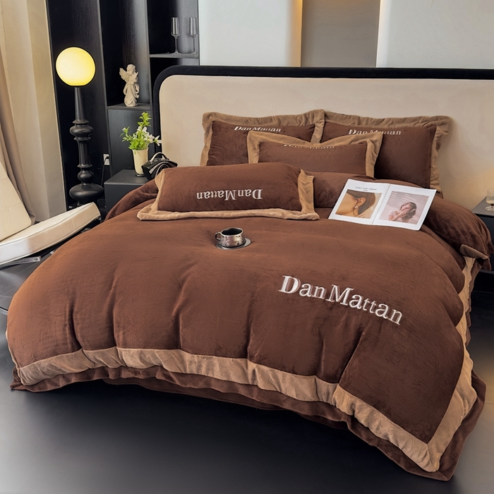 91家纺网 家纺一手货源 找家纺 苹果星家纺 2025新款230克全工艺轻奢简约撞色拼接酒店风绣花四件套 曼德拉-咖色