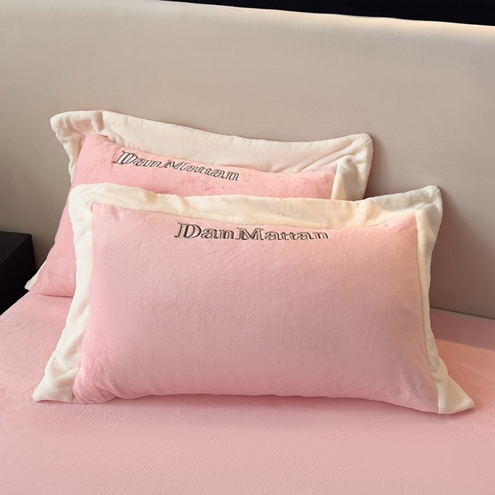 91家纺网 家纺一手货源 找家纺 苹果星家纺 2025新款230克全工艺轻奢简约撞色拼接酒店风绣花四件套 曼德拉-粉色