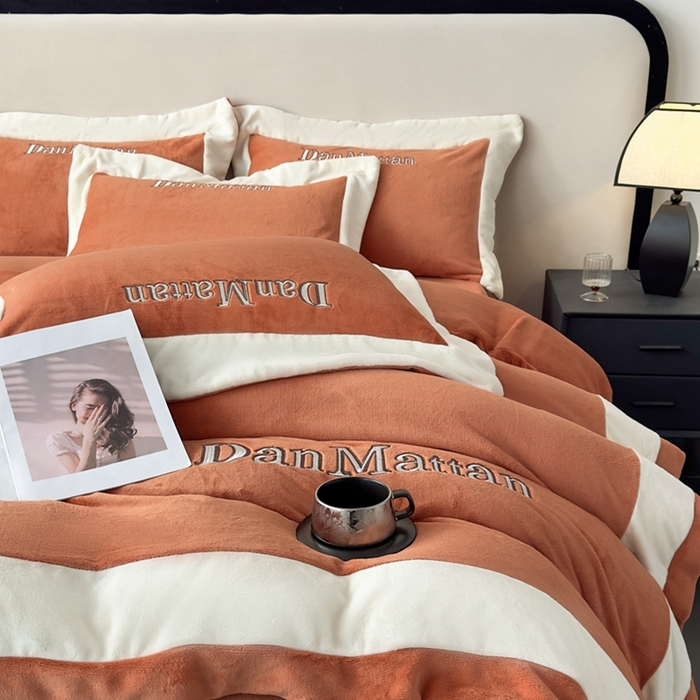 91家纺网 家纺一手货源 找家纺 苹果星家纺 2025新款230克全工艺轻奢简约撞色拼接酒店风绣花四件套 曼德拉-橙色