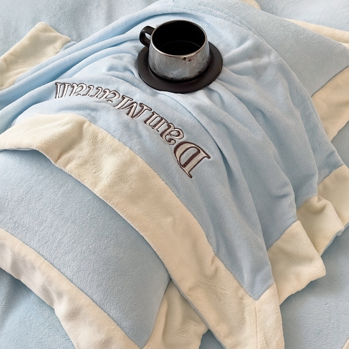 91家纺网 家纺一手货源 找家纺 苹果星家纺 2025新款230克全工艺轻奢简约撞色拼接酒店风绣花四件套 曼德拉-浅蓝