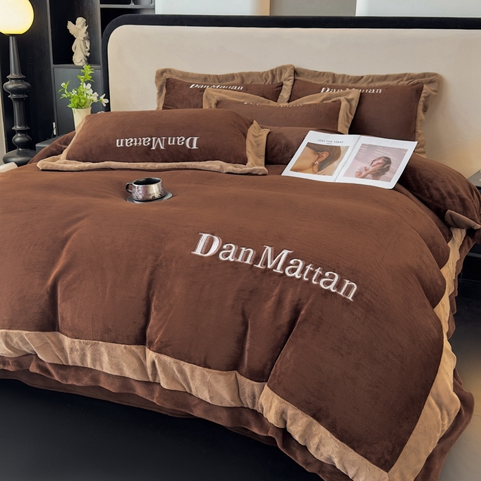 91家纺网 家纺一手货源 找家纺 苹果星家纺 2025新款230克全工艺轻奢简约撞色拼接酒店风绣花四件套 曼德拉-咖色