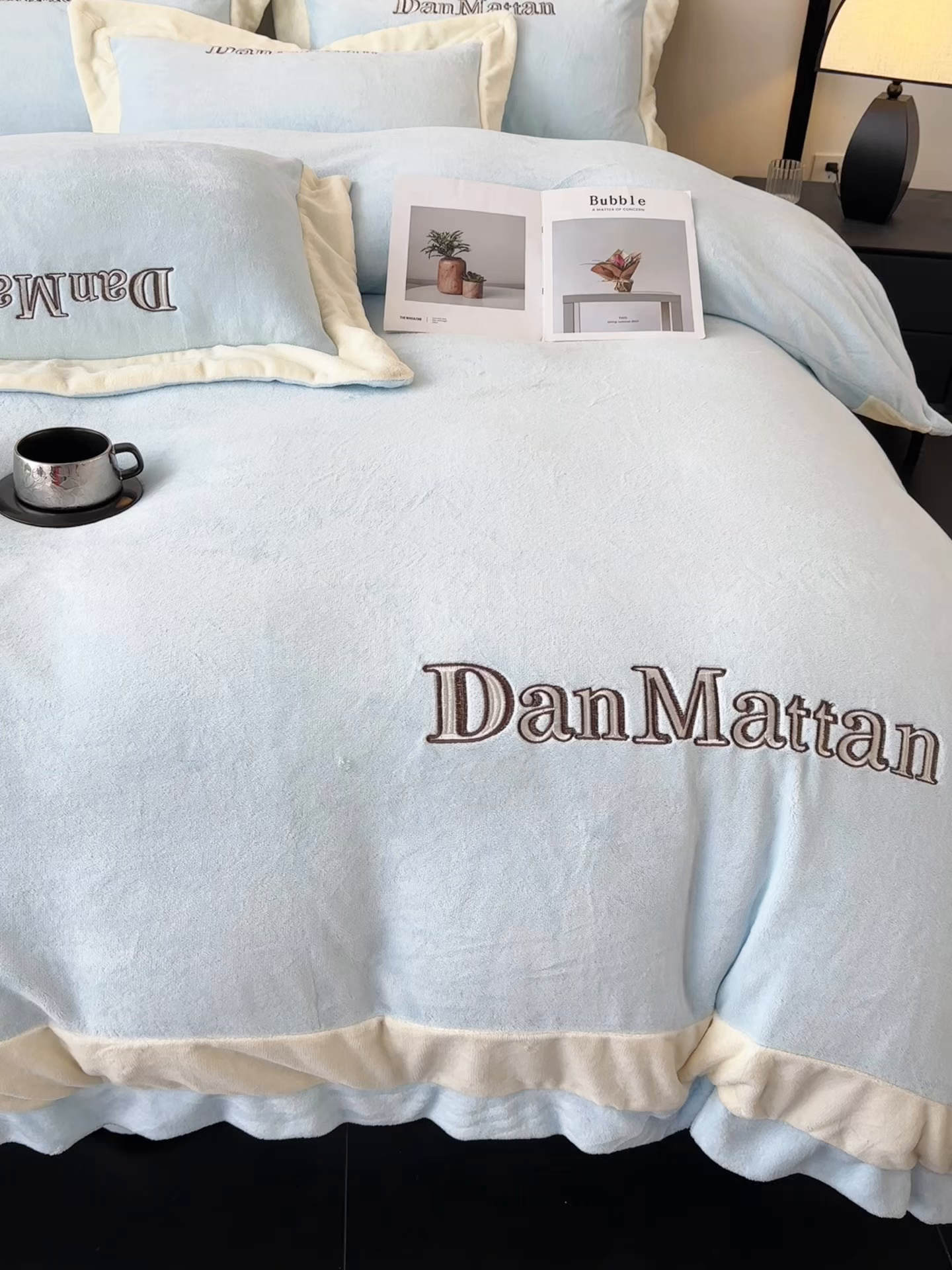 91家纺网 家纺一手货源 找家纺 苹果星家纺 2025新款230克全工艺轻奢简约撞色拼接酒店风绣花四件套 曼德拉-浅蓝