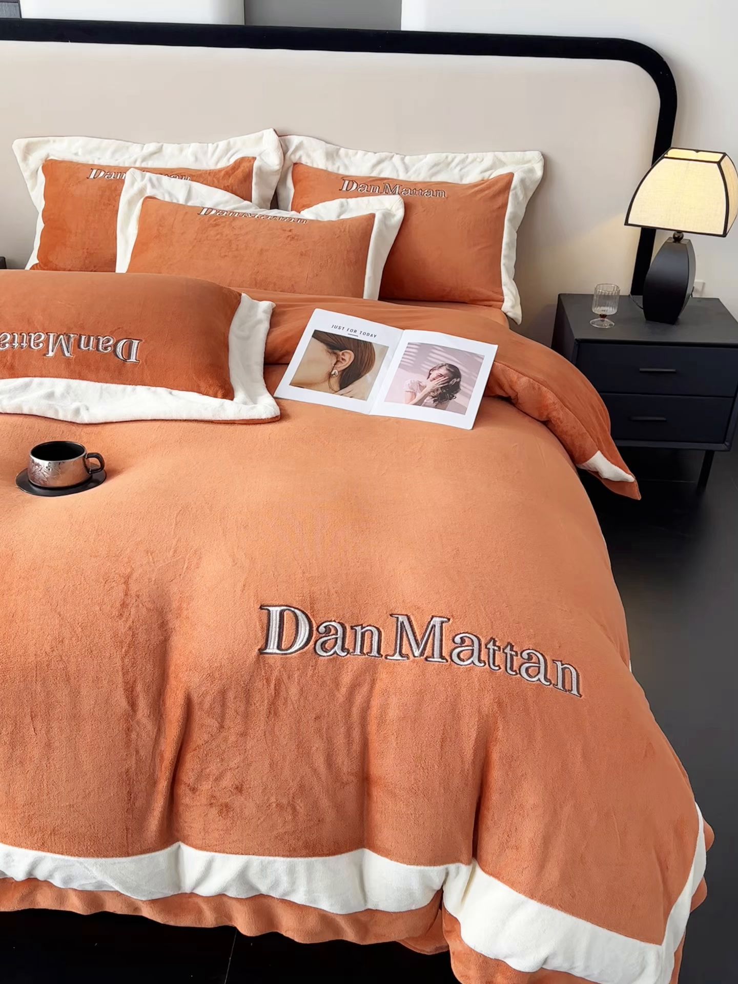 91家纺网 家纺一手货源 找家纺 苹果星家纺 2025新款230克全工艺轻奢简约撞色拼接酒店风绣花四件套 曼德拉-橙色