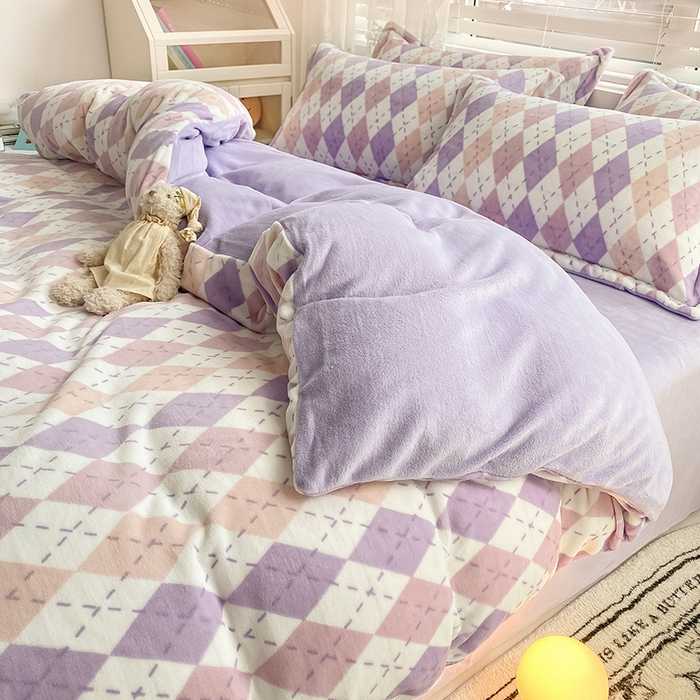 91家纺网 家纺一手货源 找家纺 瑞莱 2025新款A类200克高克重秋冬印花牛奶绒四件套-卡通系列 菱格淡紫