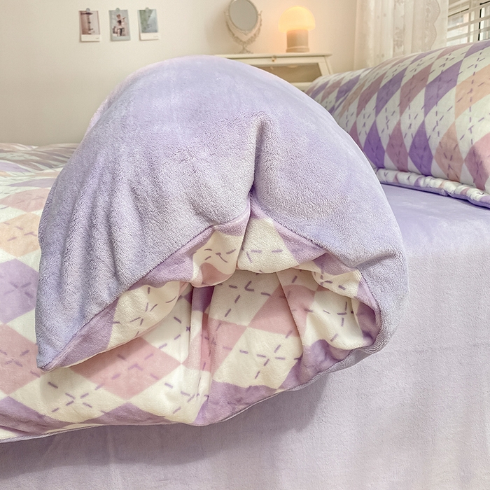 91家纺网 家纺一手货源 找家纺 瑞莱 2025新款A类200克高克重秋冬印花牛奶绒四件套-卡通系列 菱格淡紫