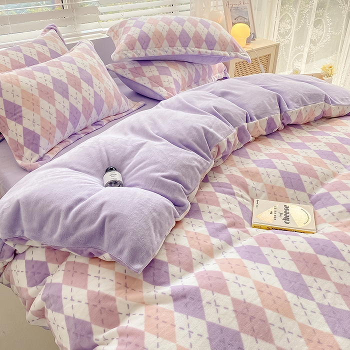 91家纺网 家纺一手货源 找家纺 瑞莱 2025新款A类200克高克重秋冬印花牛奶绒四件套-卡通系列 菱格淡紫