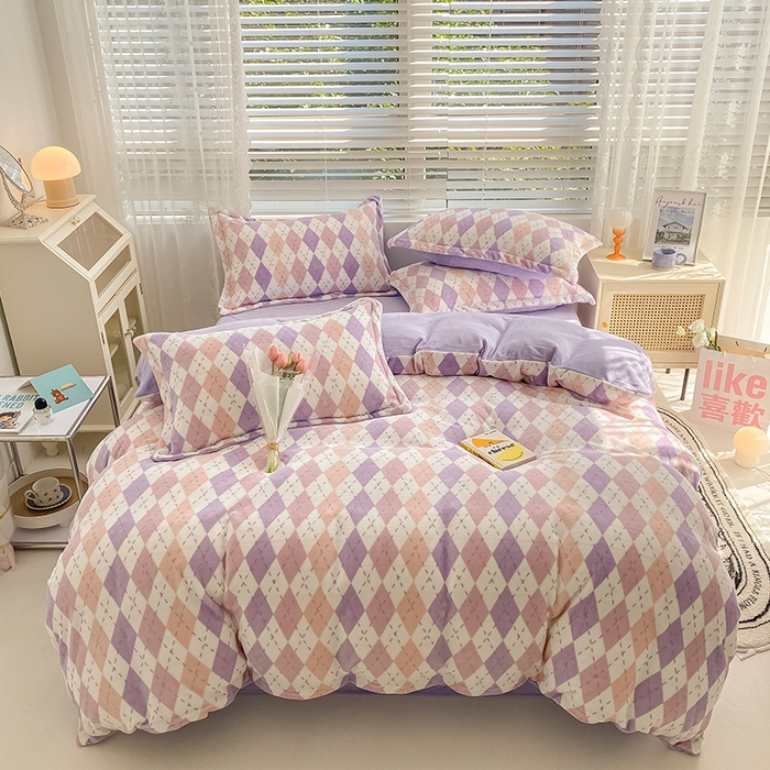 91家纺网 家纺一手货源 找家纺 瑞莱 2025新款A类200克高克重秋冬印花牛奶绒四件套-卡通系列 菱格淡紫