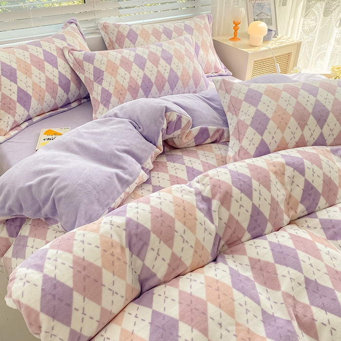 91家纺网 家纺一手货源 找家纺 瑞莱 2025新款A类200克高克重秋冬印花牛奶绒四件套-卡通系列 菱格淡紫