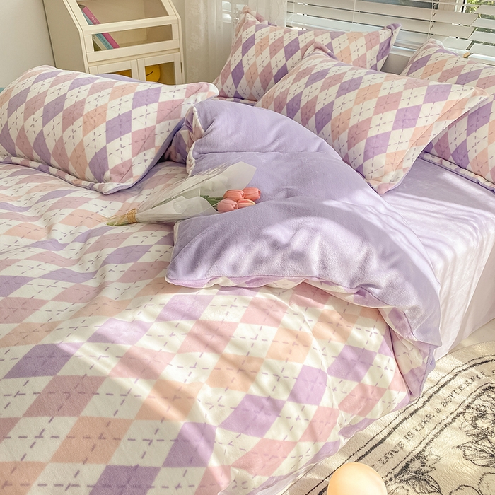 91家纺网 家纺一手货源 找家纺 瑞莱 2025新款A类200克高克重秋冬印花牛奶绒四件套-卡通系列 菱格淡紫