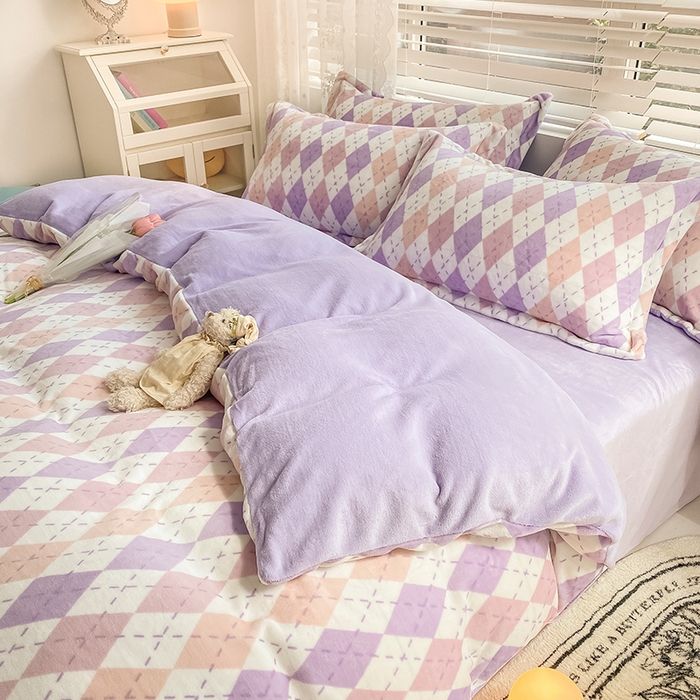 91家纺网 家纺一手货源 找家纺 瑞莱 2025新款A类200克高克重秋冬印花牛奶绒四件套-卡通系列 菱格淡紫