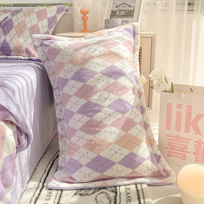 91家纺网 家纺一手货源 找家纺 瑞莱 2025新款A类200克高克重秋冬印花牛奶绒四件套-卡通系列 菱格淡紫