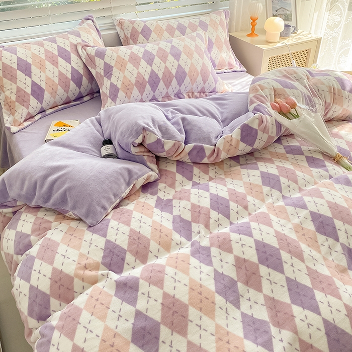 91家纺网 家纺一手货源 找家纺 瑞莱 2025新款A类200克高克重秋冬印花牛奶绒四件套-卡通系列 菱格淡紫